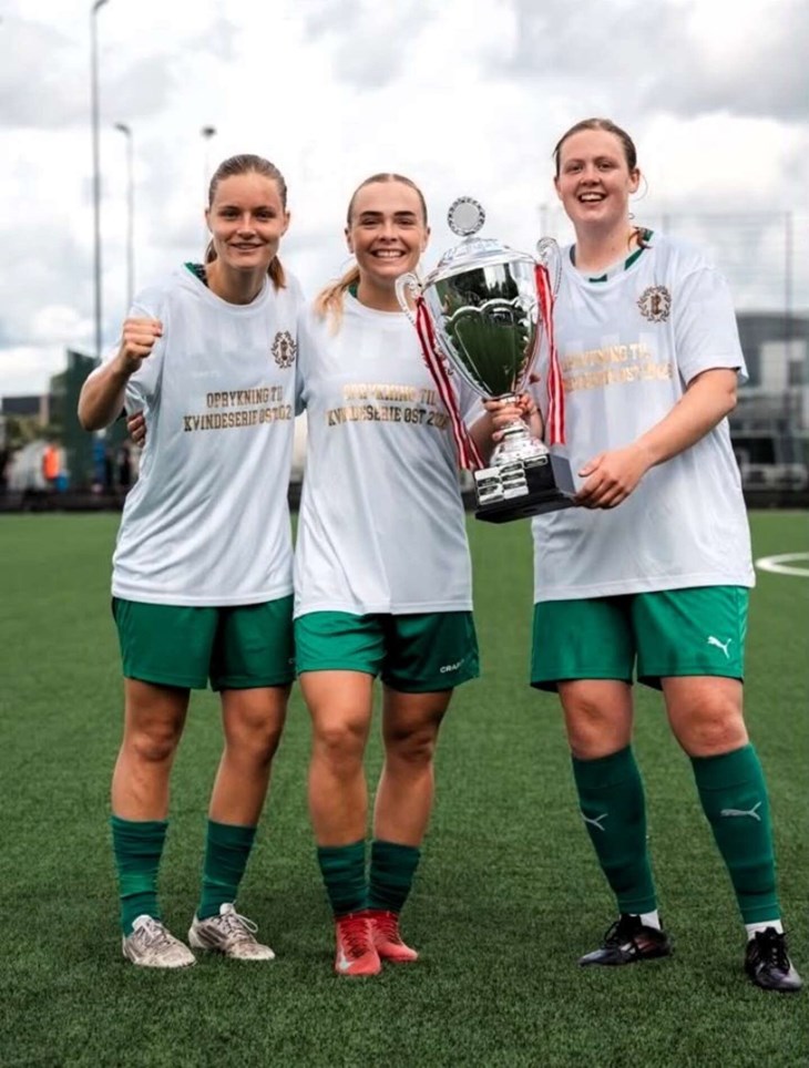 Bornholmerpigerne Cecilie Lindquist, Caroline Jacobsen og Alberte Graungaard Bech med den store pokal. Foto: Daniel Gys Jensen 