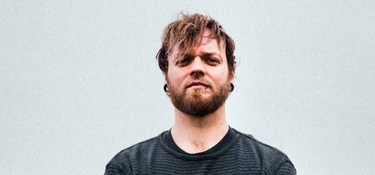 Morten opdagede, at han ikke kan synge - så nu råber han i stedet