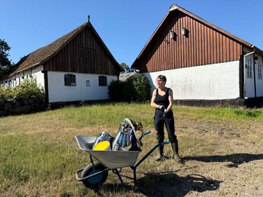 Hun er den eneste p� Bornholm:  Har tre jobs for at f� tid til at arbejde langsomt