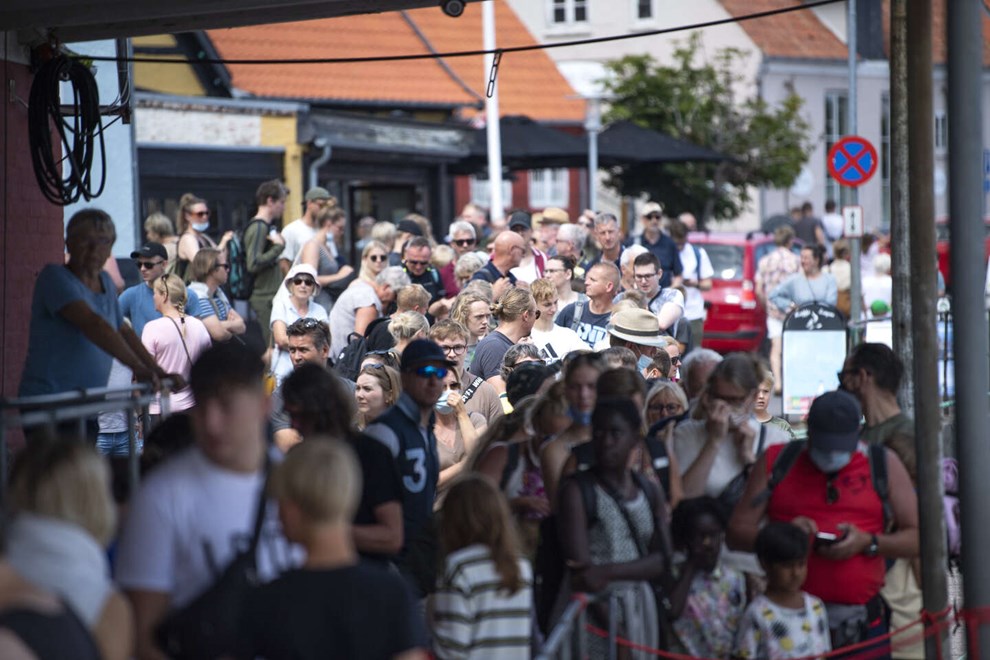 Turister bruger n�sten en milliard kroner
