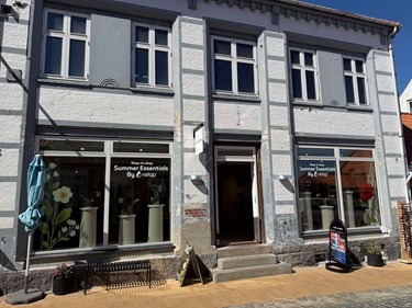 Mystisk butik �bnet i Allinge