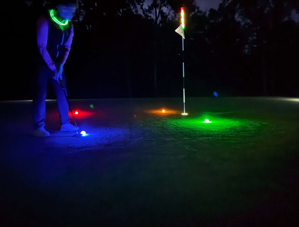Spillede golf i et d�gn for at hj�lpe udsatte b�rn
