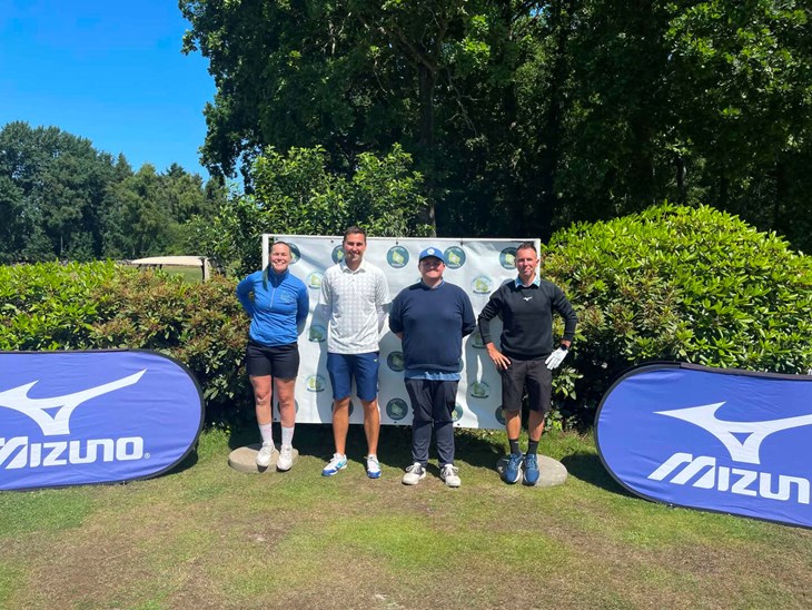 Mette Mikkelsen, Chris Gam Andersen, Casper Mortensen og Jesper Pihl spillede golf i 24 timer, kun afbrudt af et par regnbyger. Eget foto