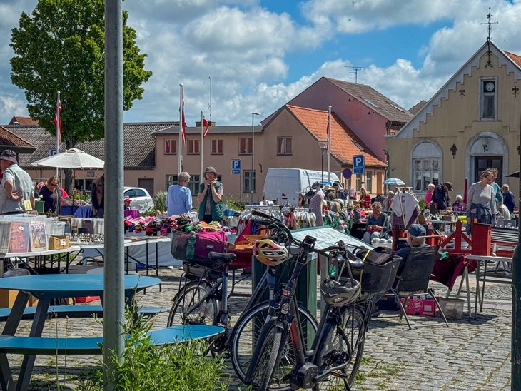 Kræmmersæsonen er i fuld gang. Det sker tirsdag og torsdag på torvet i Aakirkeby. Foto: Sarah Thun Kristensen