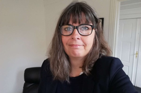 Hypnotis�r inviterer p� kursus og afsl�rer det hele