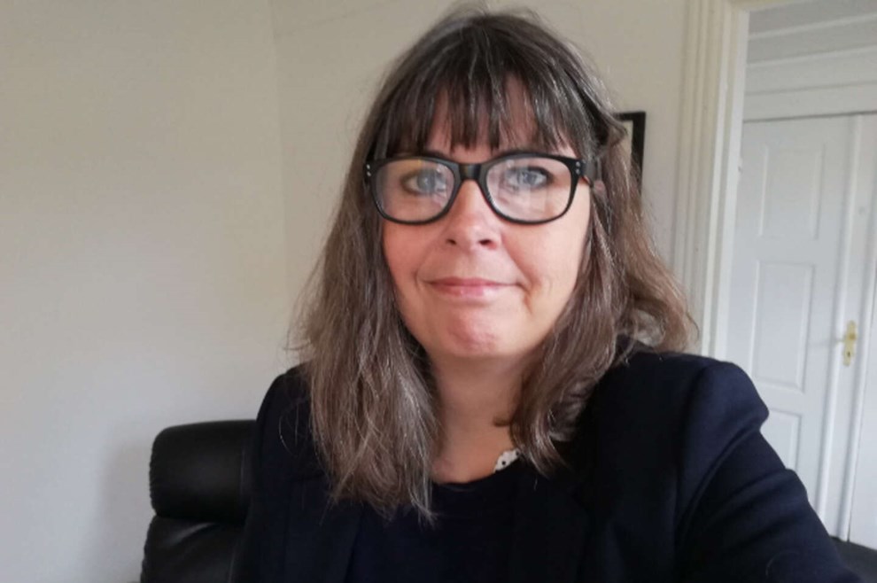 Hypnotis�r inviterer p� kursus og afsl�rer det hele