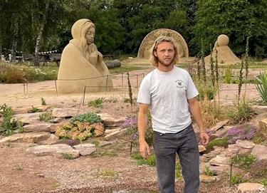 Forts�tter alene: 'Jeg elsker det her sted'