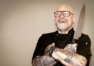 Den Skaldede Kok er henrykt for jobbet p� Bornholm: 'Jeg kan kun sige gode ting!'