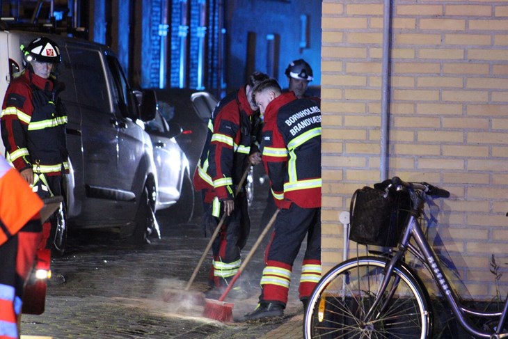 Både politi og brandvæsen blev tilkaldt, da bilisten havde svært ved at komme ud af den forulykkede bil. Han endte med at kravle ud gennem bagagerummet. Foto: Presse-fotos.dk