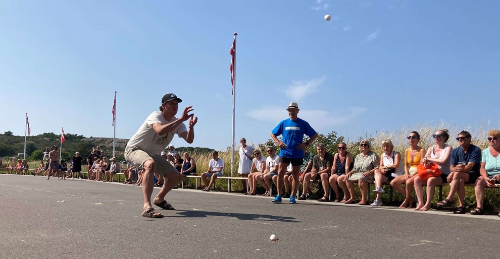 Musikfestival med �ggekast og r�gfest