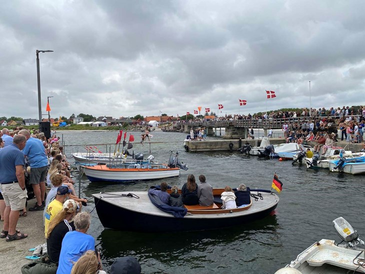 Pudekampene over havnebassinet samlede et stort publikum. Foto: Peter Halling Bruun