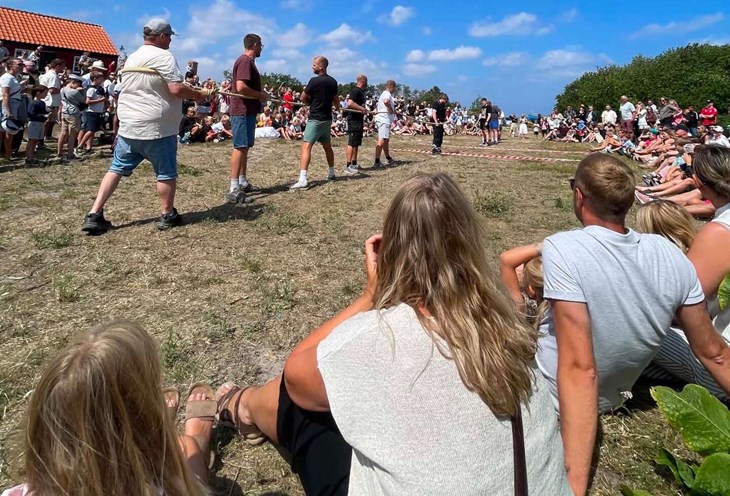 Der gøres klar til tovtrækning. Foto: Snogebæk Brofest