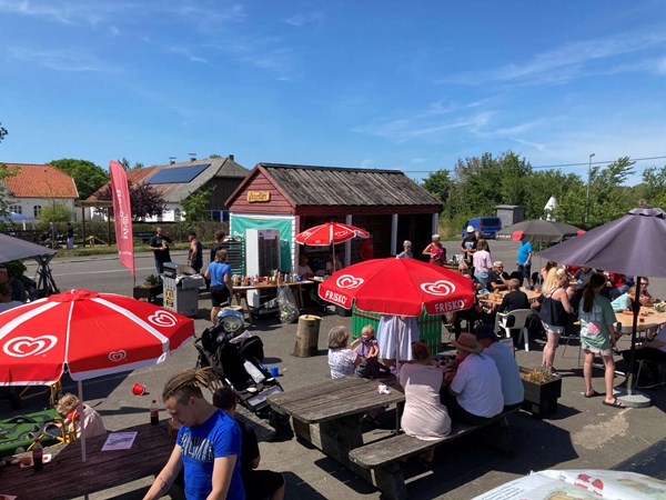 Land m�der by til fest i �sterlars