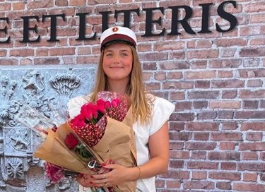 Anne er klar til at sige mojn i Meny