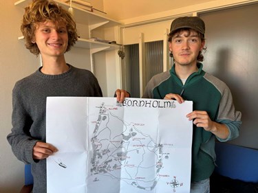 De unge kartografer p� landevejen: Anton og Andreas tegner Bornholm bid for bid