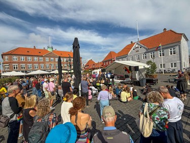 Vi holder os til festen � ikke til fronterne