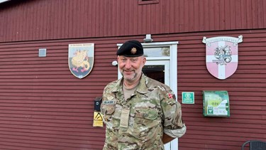 Giver fanen videre: Stik h�nden ned i granitten