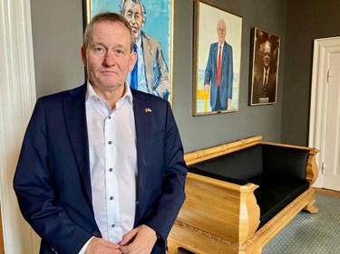 Uro ulmer i Venstre: Peter Juel-Jensen t�ver med at st�tte formanden