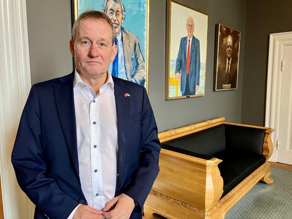 Uro ulmer i Venstre: Peter Juel-Jensen t�ver med at st�tte formanden