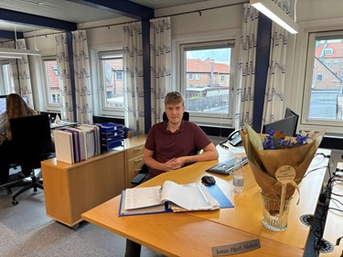Jonas har byttet elevpladsen ud med fast job 