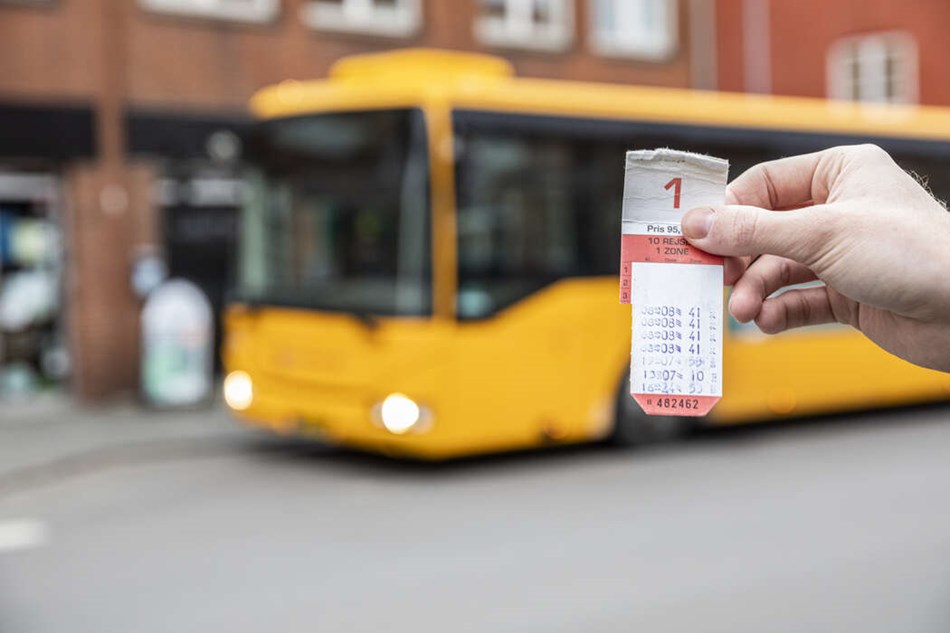 K�b busbillet med kontanter