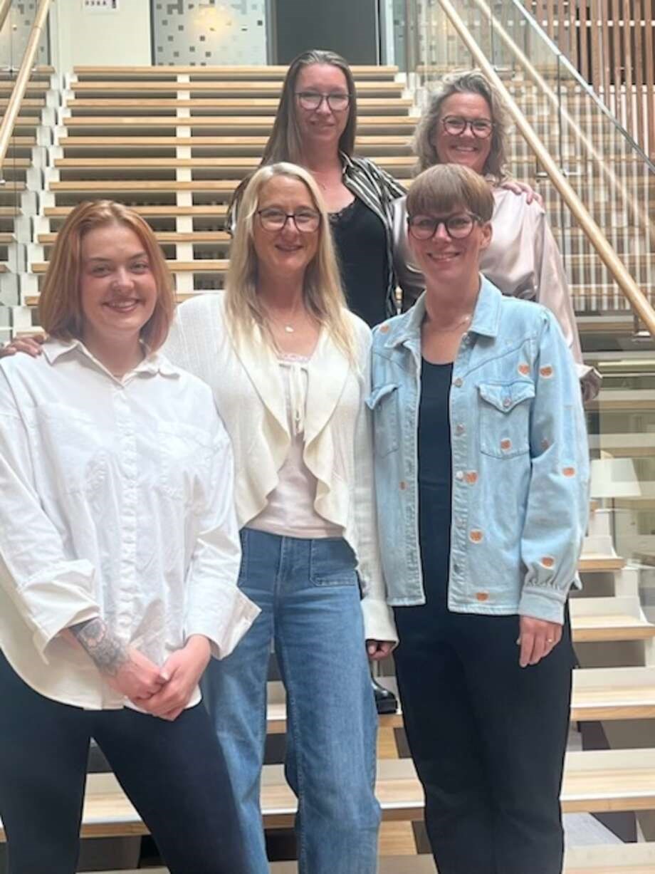 Fire nyudkl�kkede social- og sundhedsassistenter