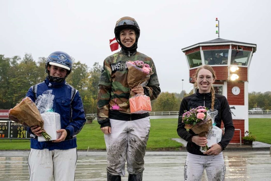 Annika og So Tough l�b med pokalerne