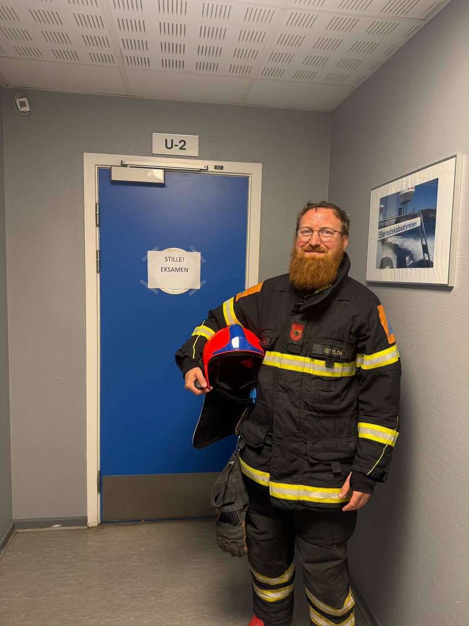 Pr�sten i Allinge er blevet brandmand 