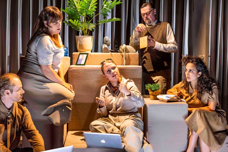 Fire idioter p� teatret