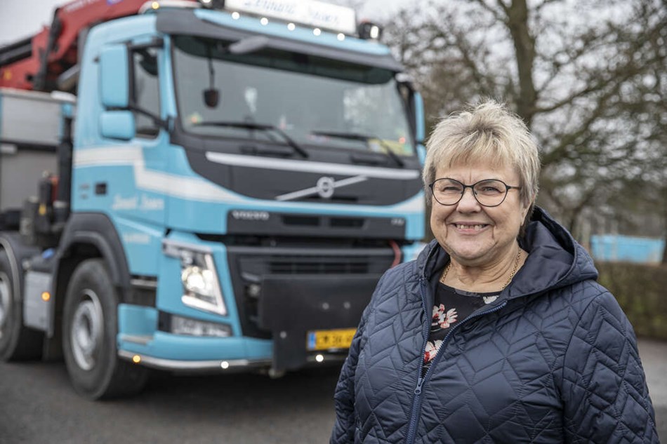 Lisbeth holdt øje med de lyseblå lastbiler til det sidste