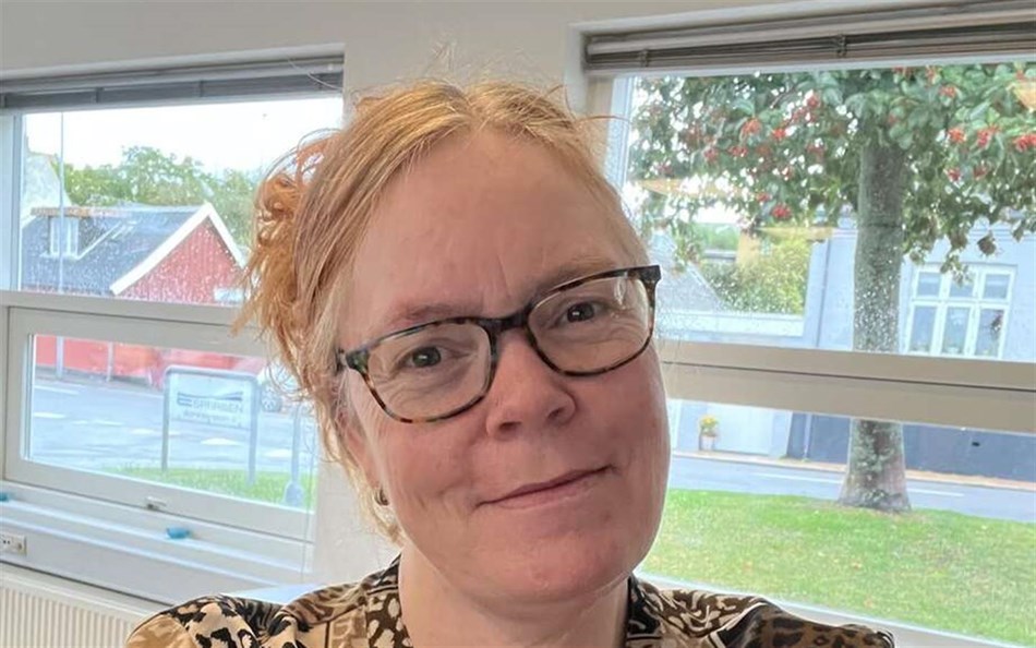 Har st�et p� i et �r: Tina bliver generet i sit hjem